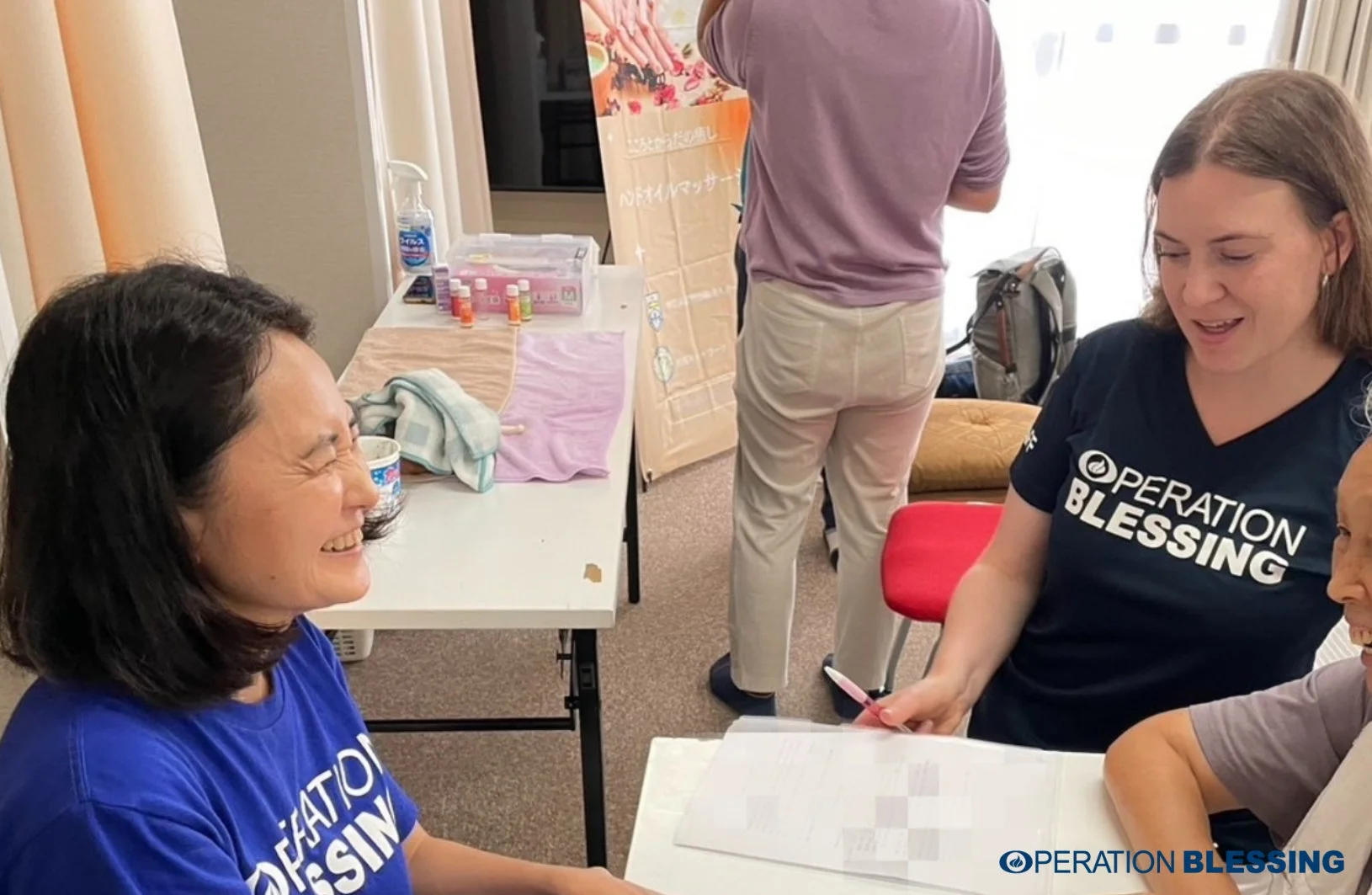 ハンドオイルマッサージを行う様子