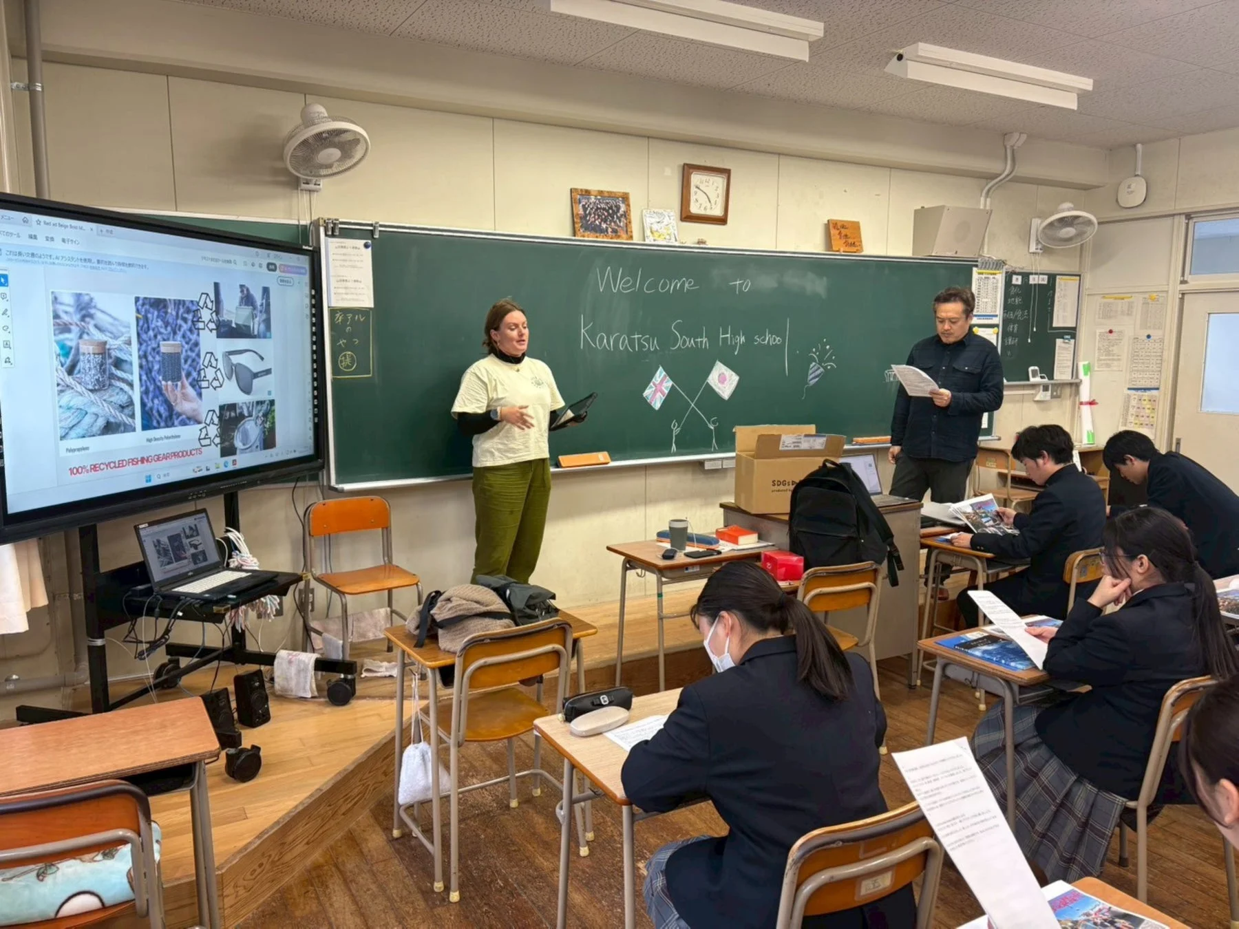 リサイクル漁具製品についてプレゼンテーションするEVE氏