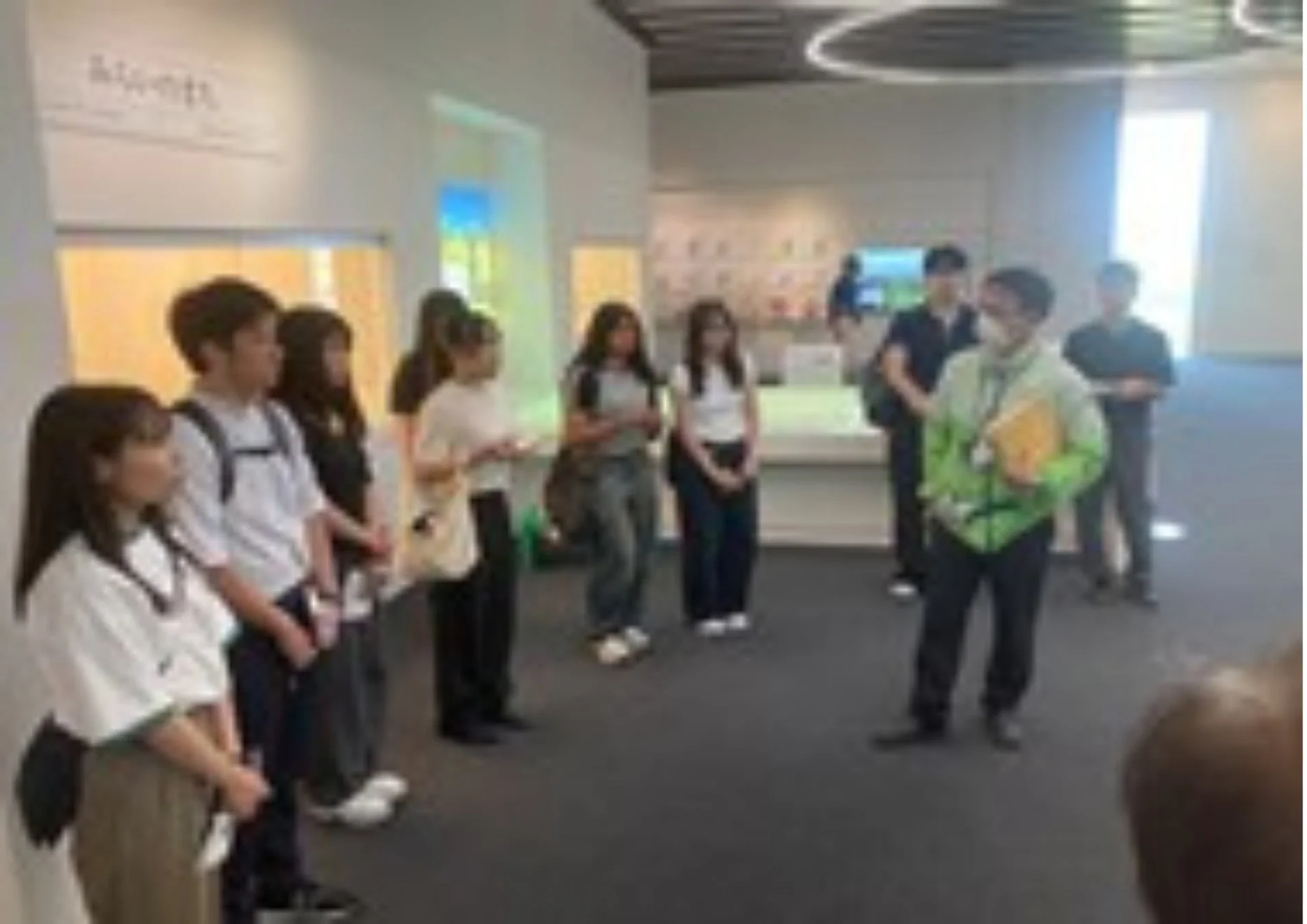 学生の見学風景