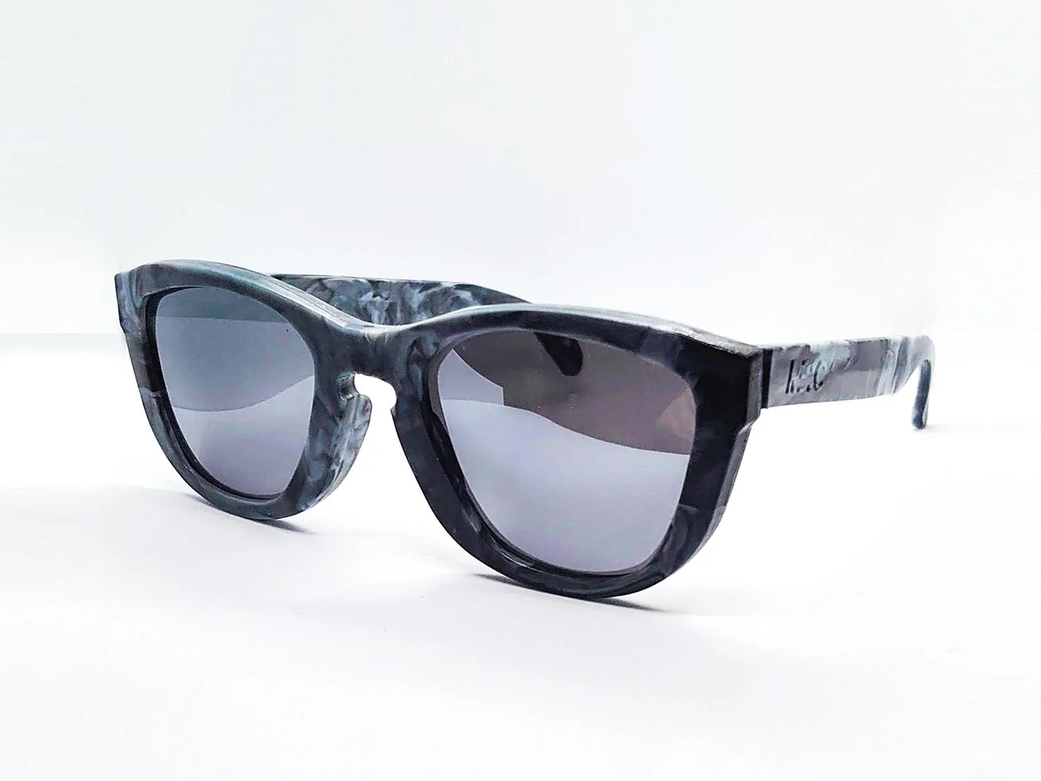 黒いマーブル模様のサングラス