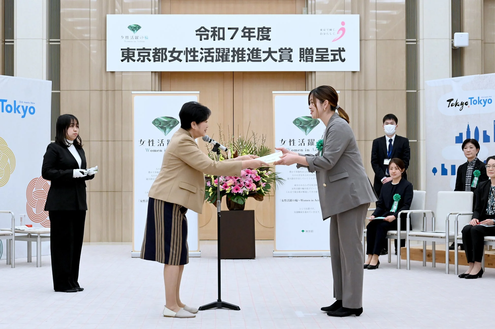 東京都知事から賞状を授与される齋藤えりか理事長