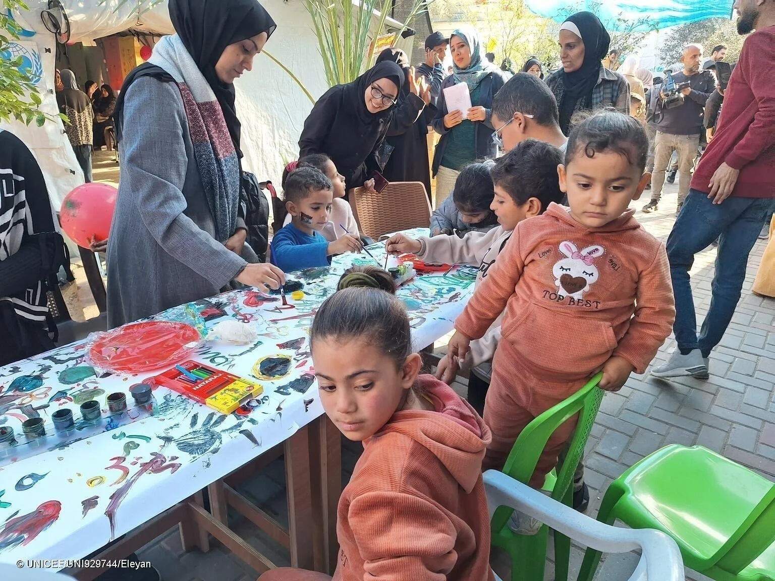屋外で創作活動に熱中する子どもたち