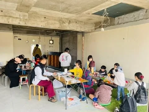 未完成の空間でワークショップを楽しむ大人と子供たち