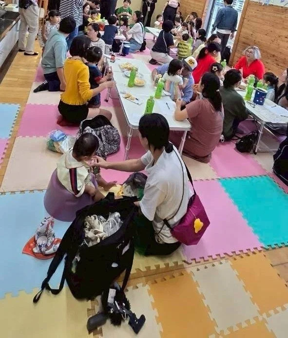 大人と子供たちが集まる交流の様子