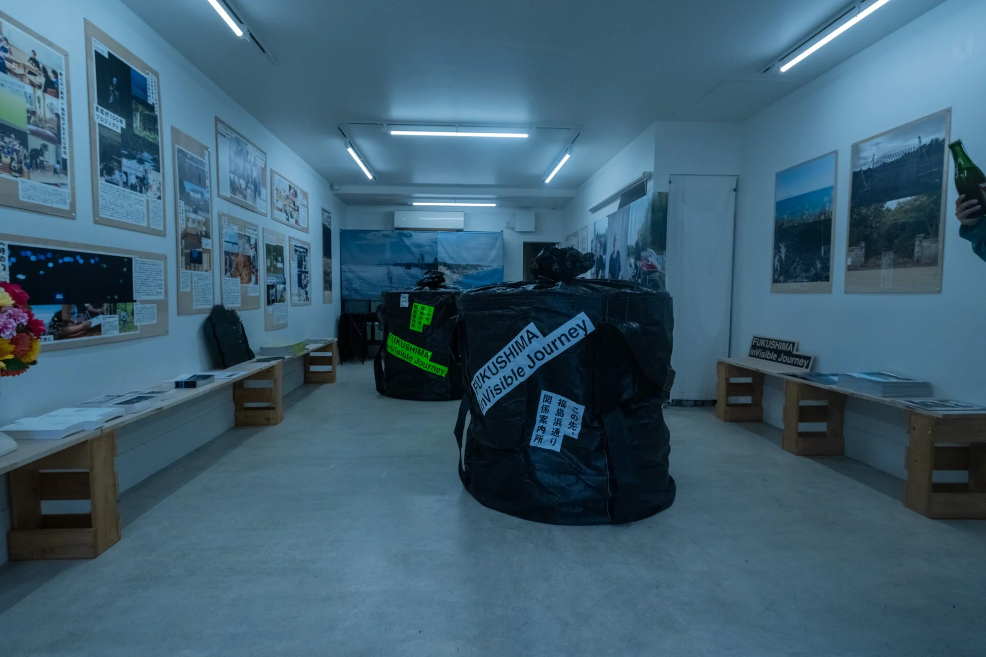 展示会の様子、黒い袋のインスタレーション