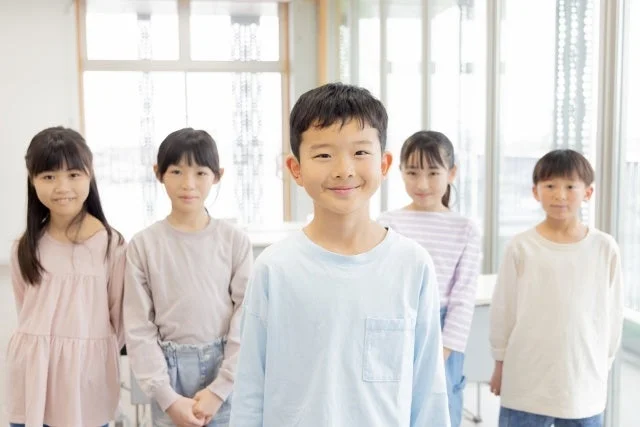 小学生くらいの子供たちの集合写真
