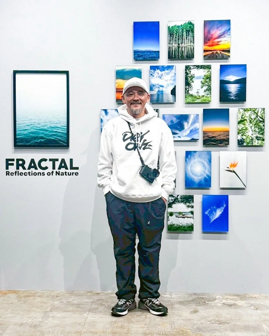 アートギャラリーで写真を見る男性