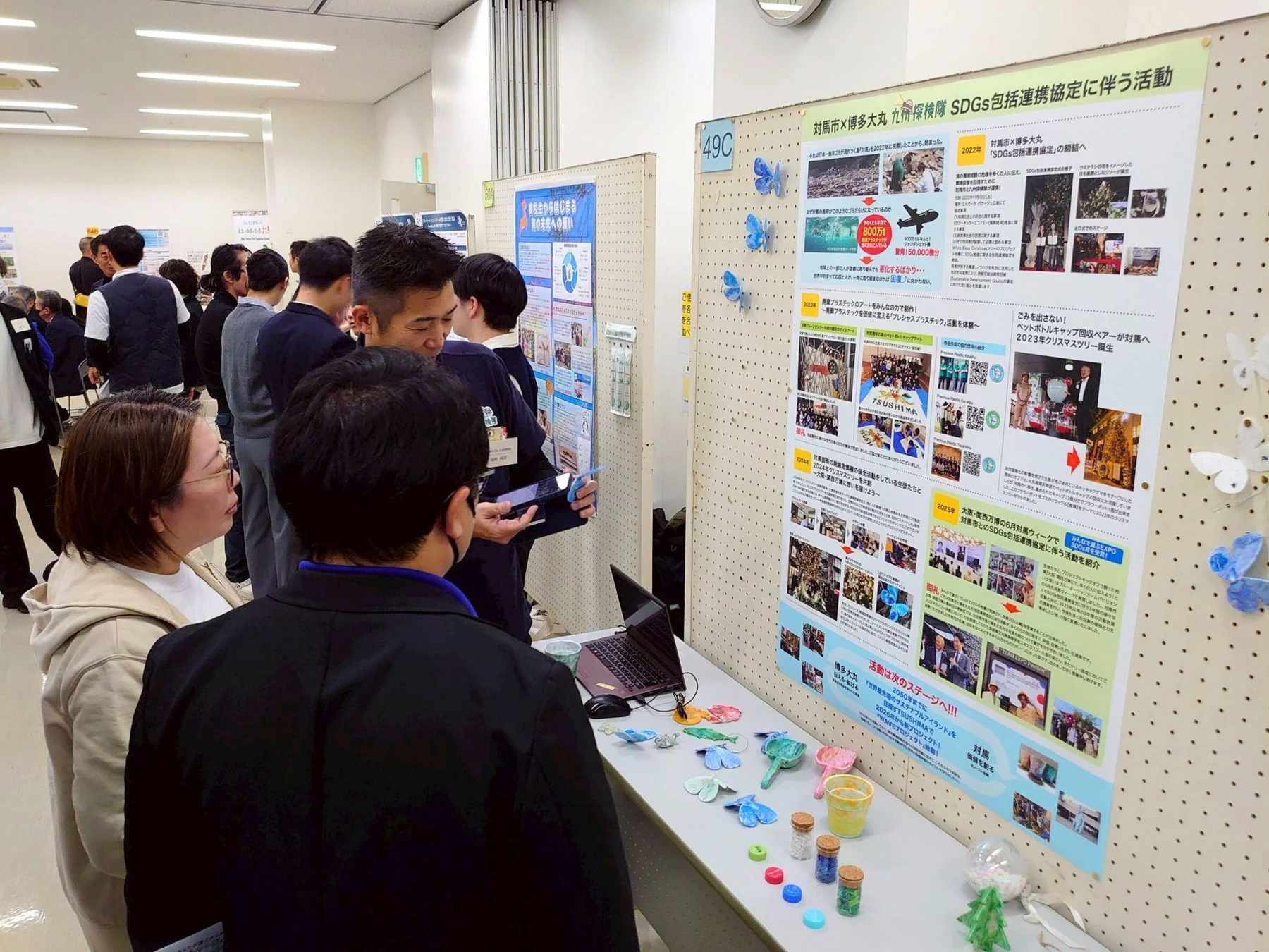 対馬市と博多大丸のSDGs連携活動の展示