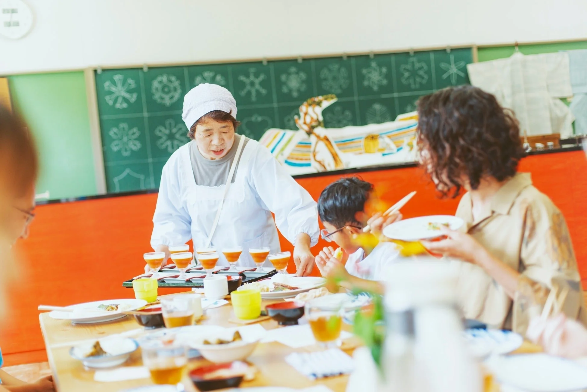 地域での食事と交流の様子