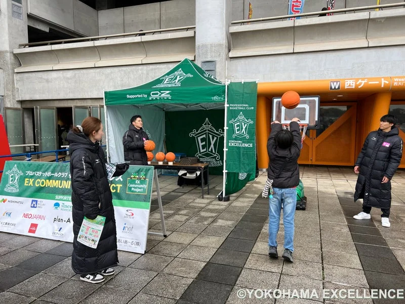 バスケットボールのシュートに挑戦する子ども