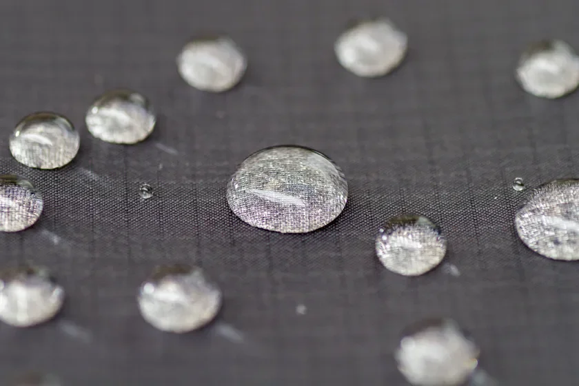 黒い撥水生地に水滴