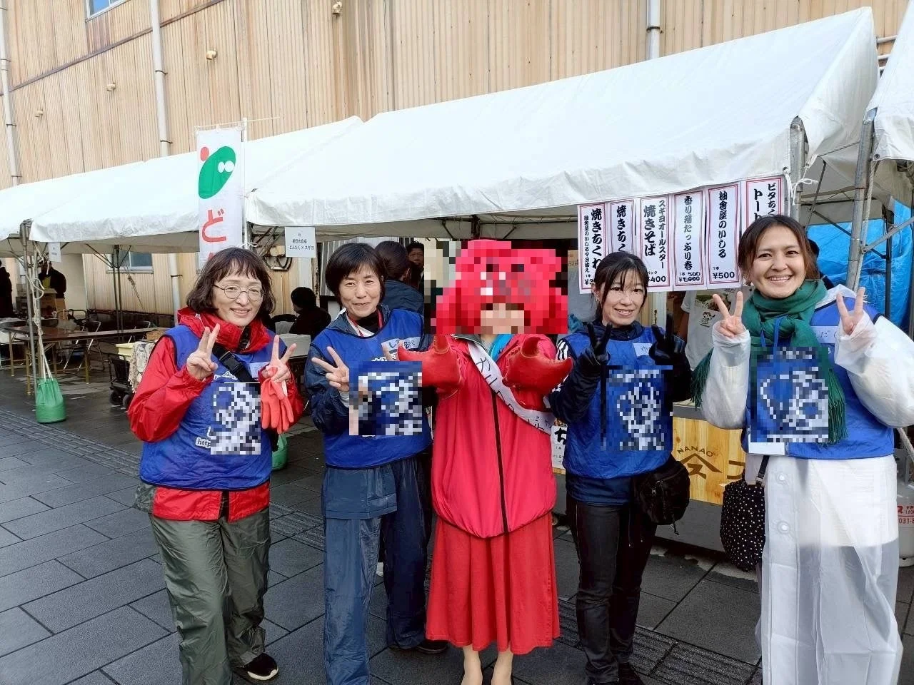 屋外イベントで笑顔の女性たち