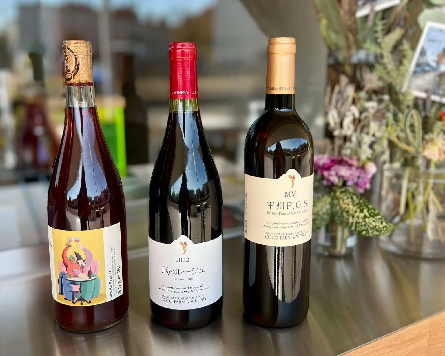 カウンターに並べられたワインボトル