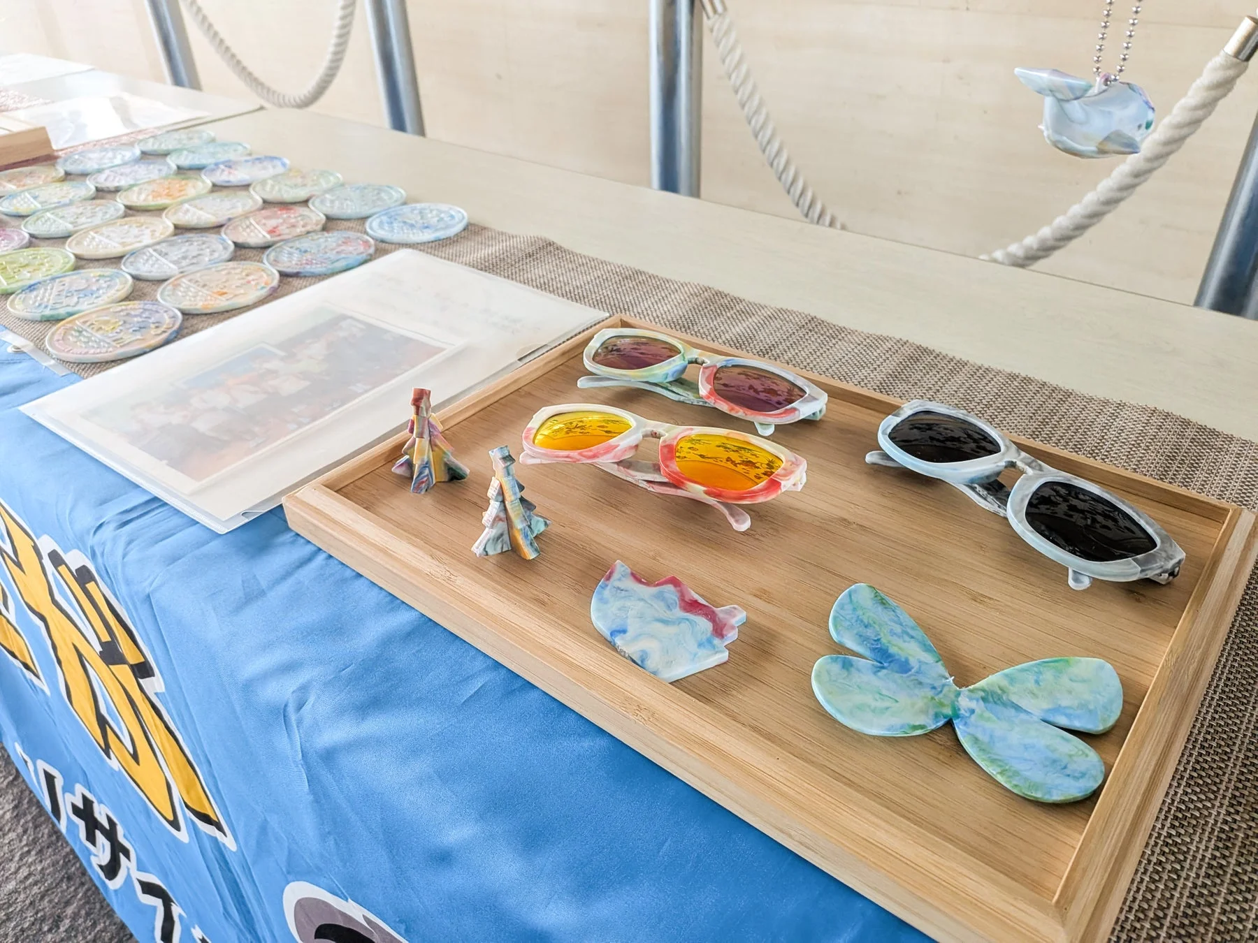 サングラスやお土産品のディスプレイ