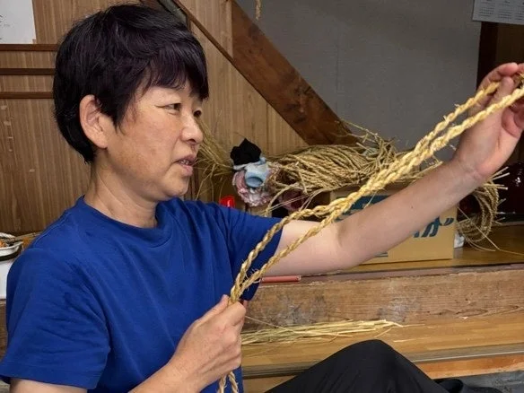 藁細工をする女性