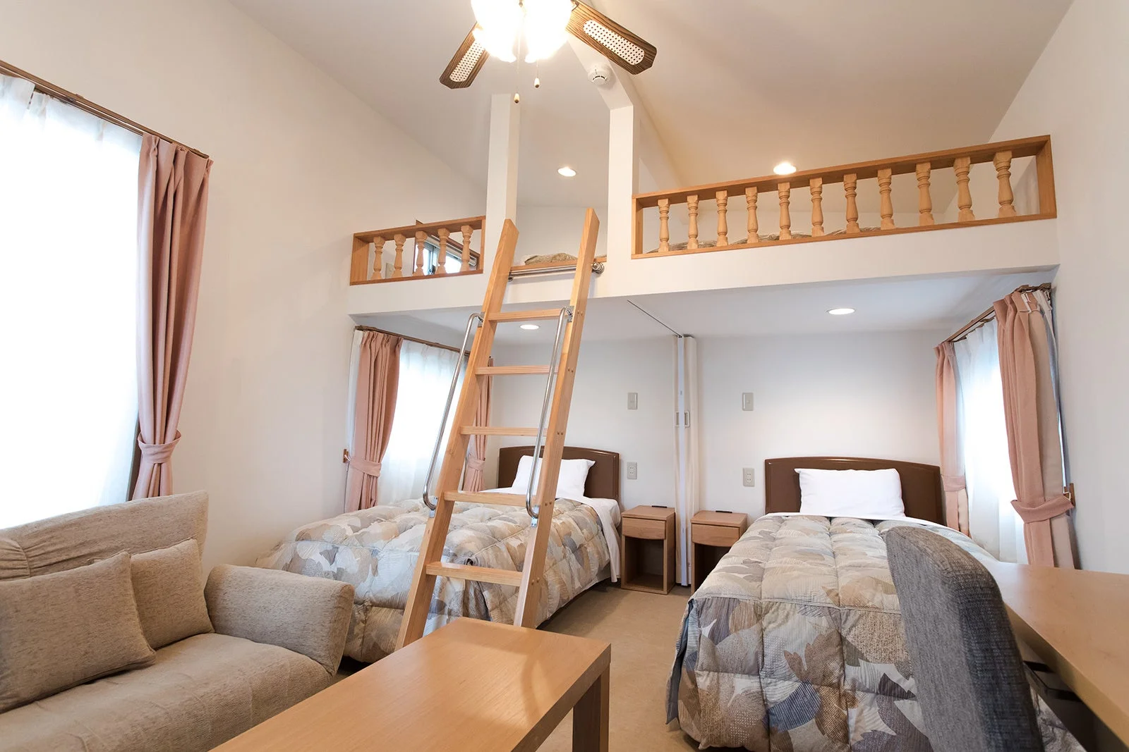 シングルベッド2台とソファが配置された部屋