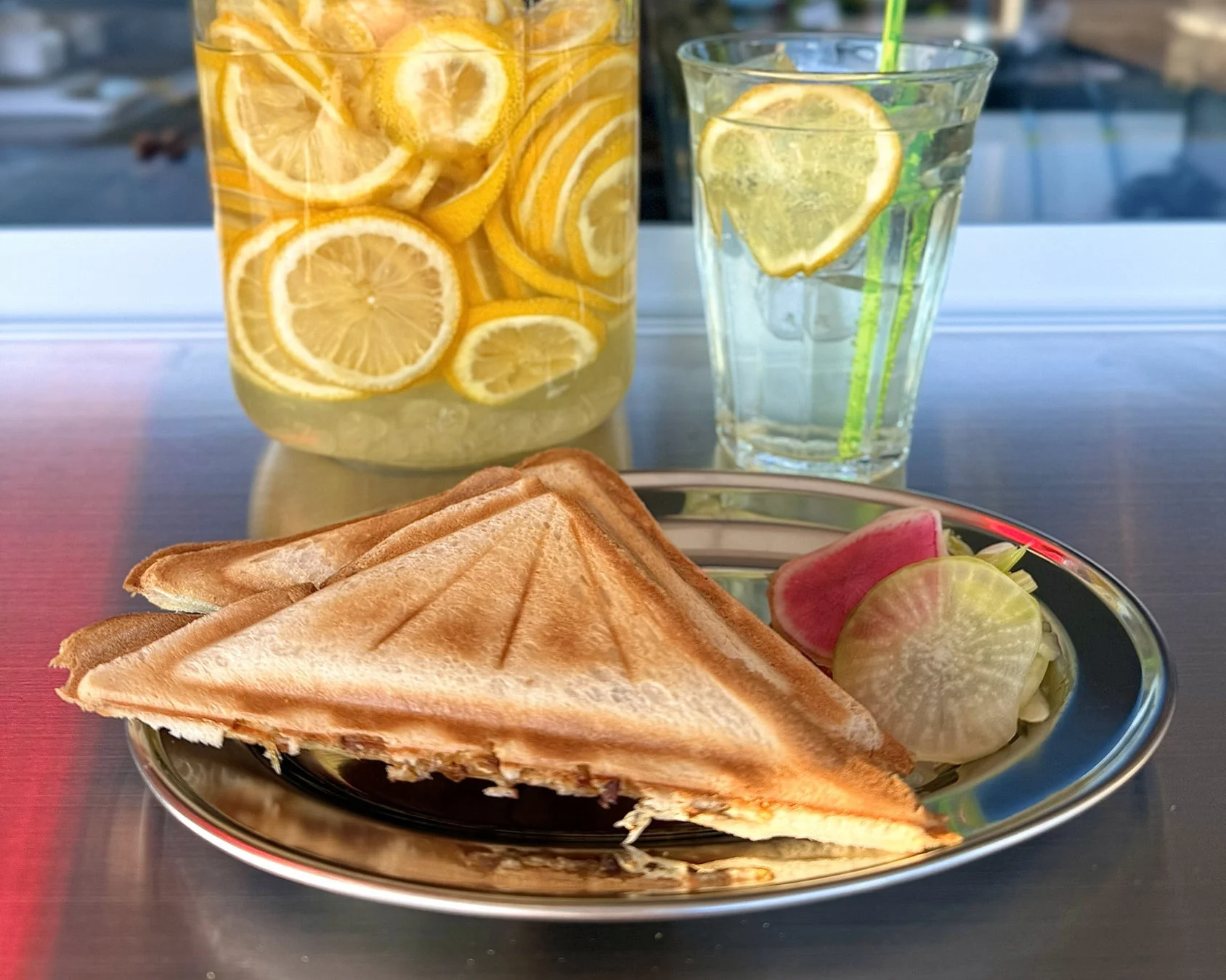 ホットサンドとレモン水、ピクルスの軽食セット