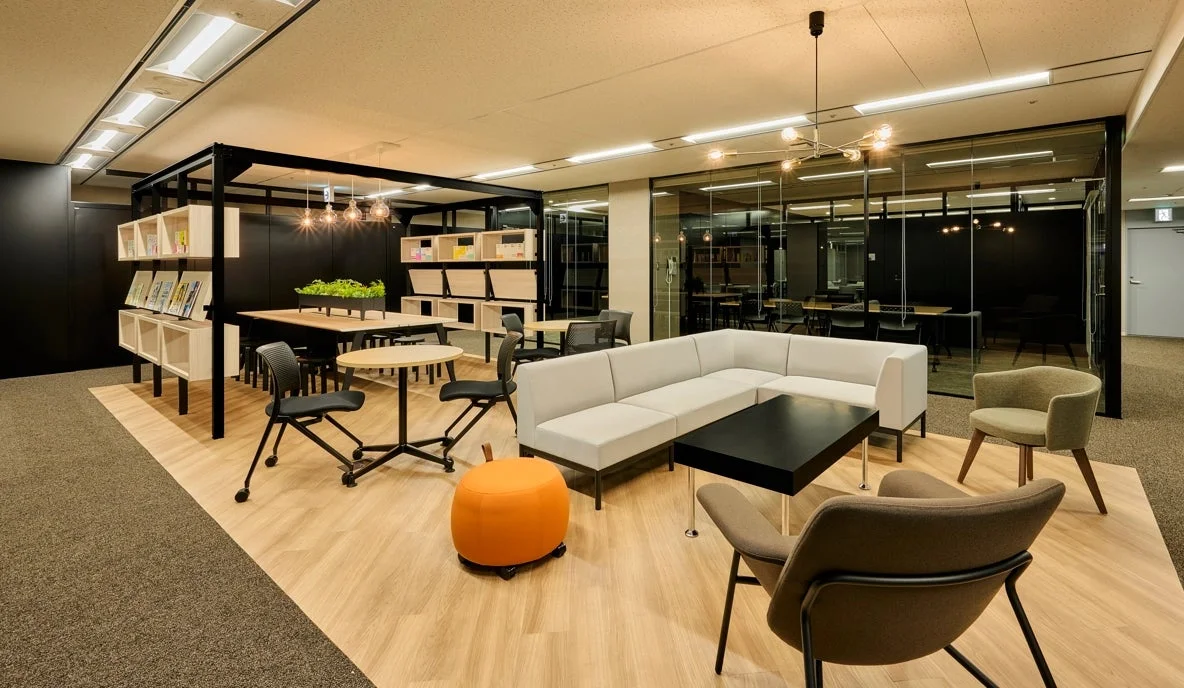 モダンなオフィスラウンジの様子