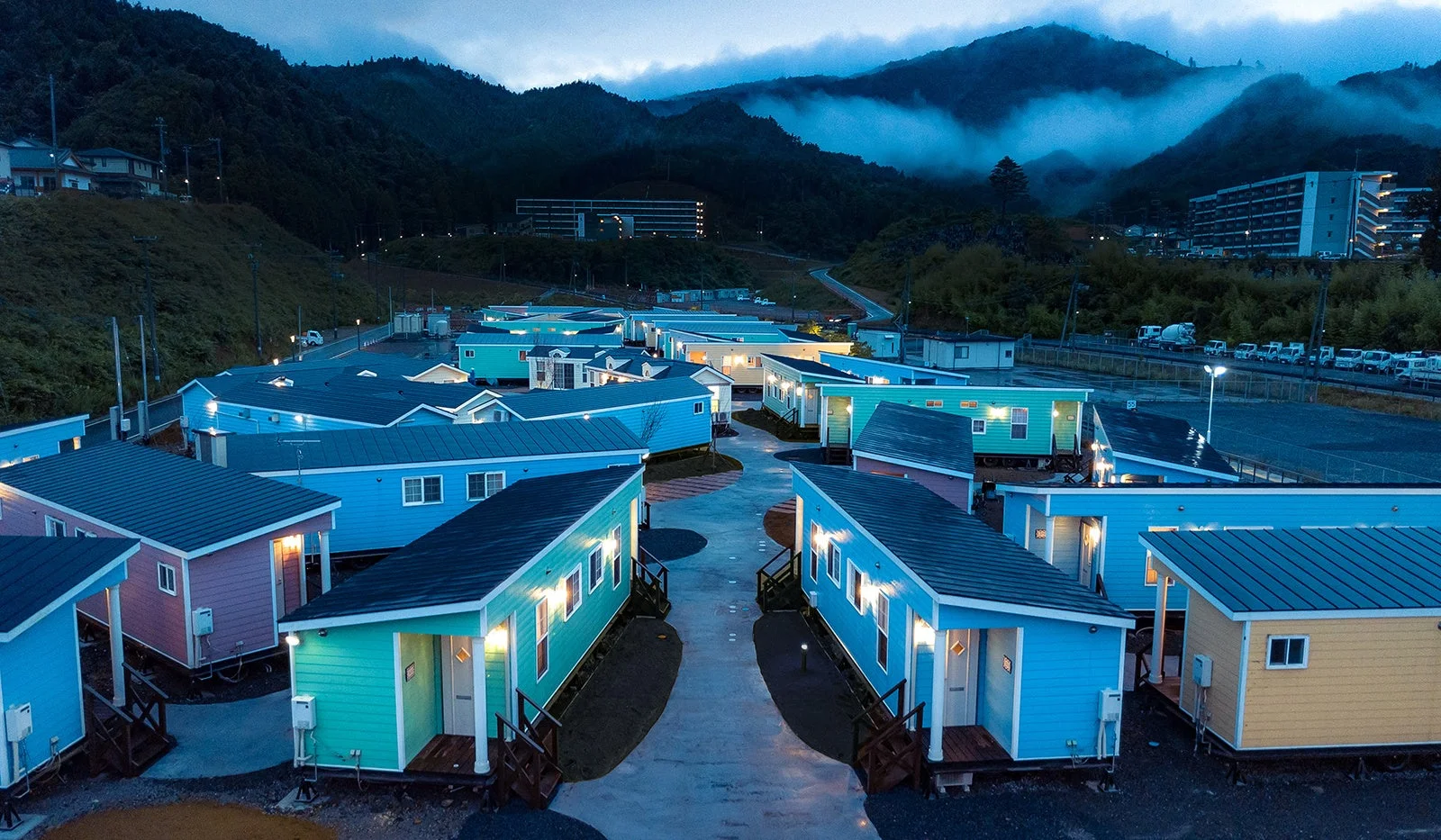カラフルなプレハブ住宅群の風景