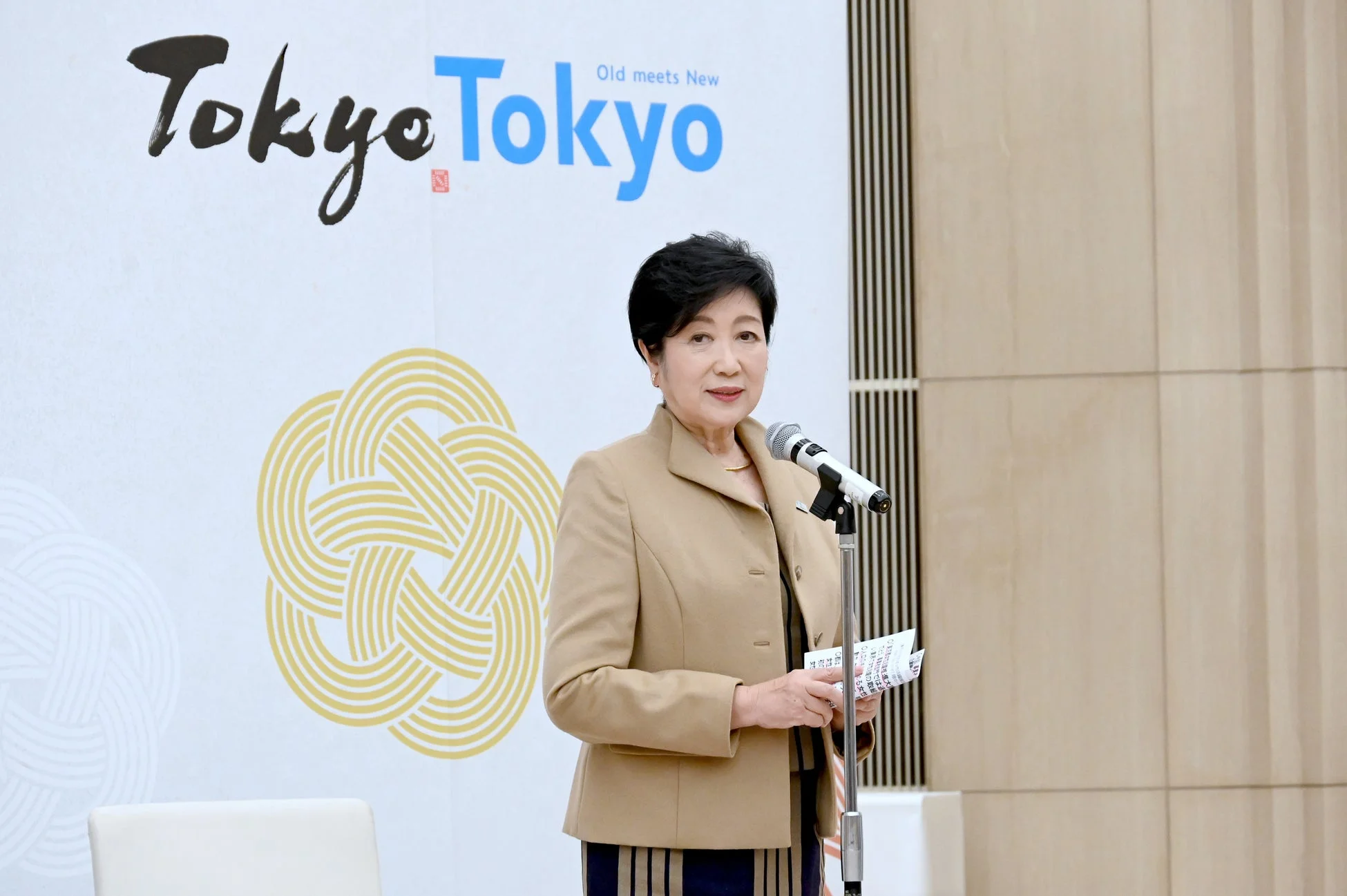 マイクの前で話す齋藤えりか理事長