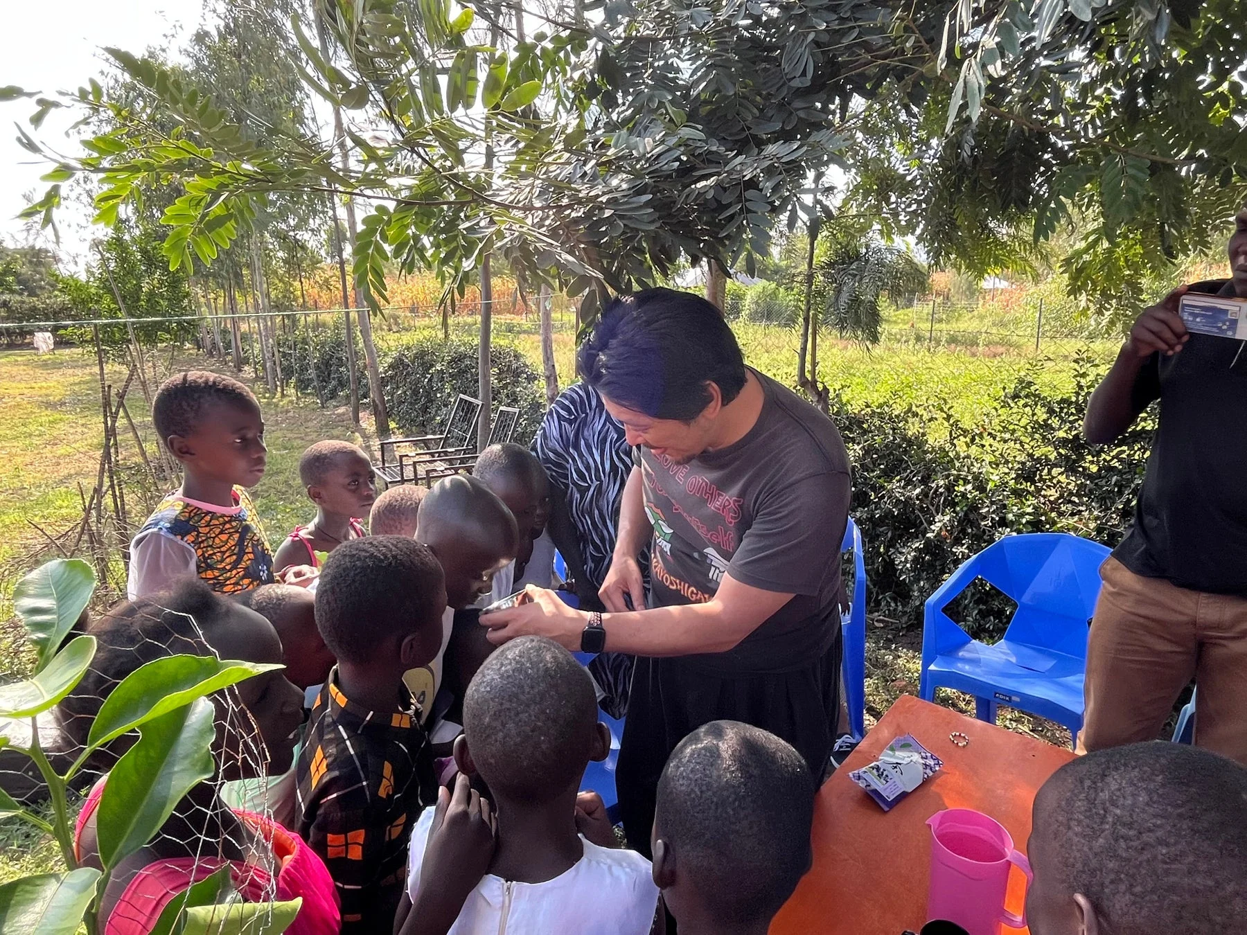 男性と子供たちのアフリカでの交流
