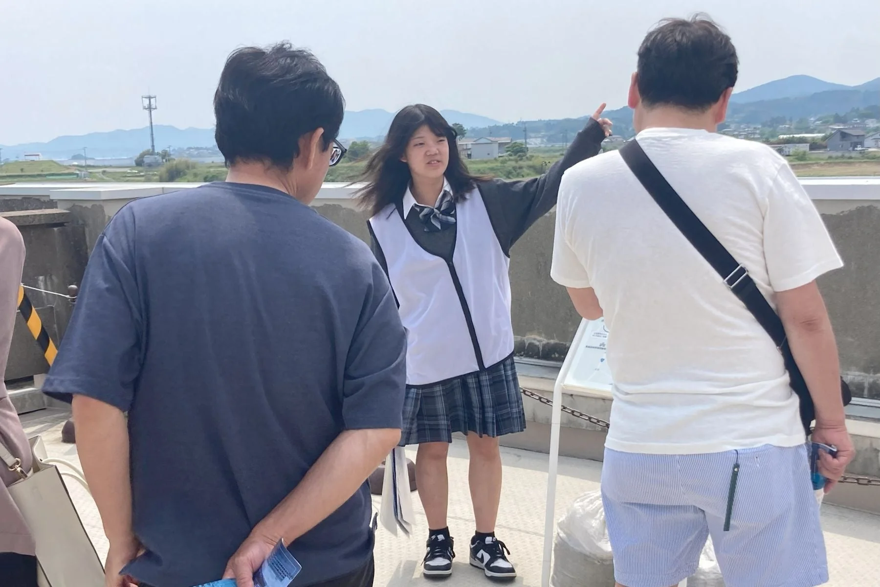 学生が屋外で説明している様子