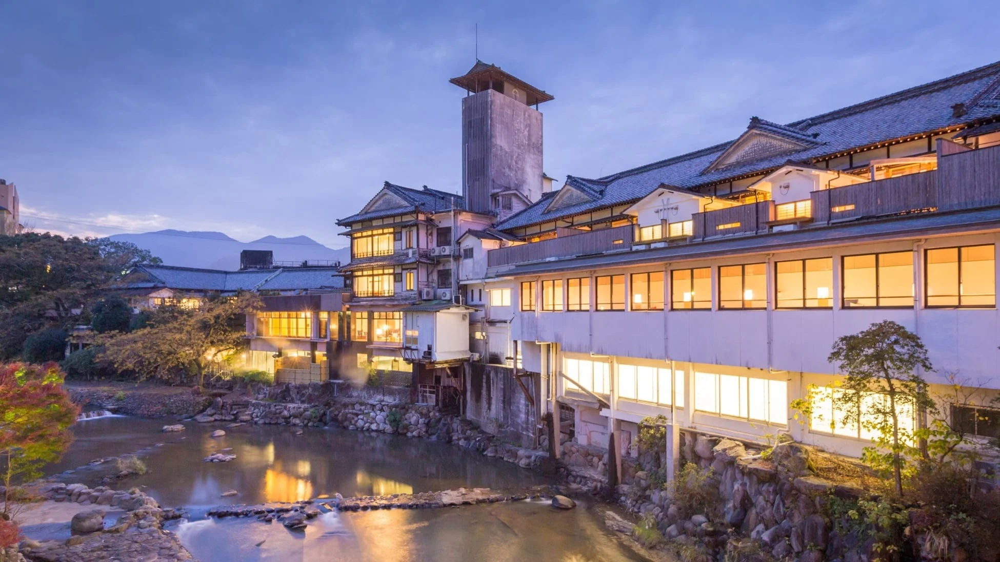 川沿いの旅館の夜景