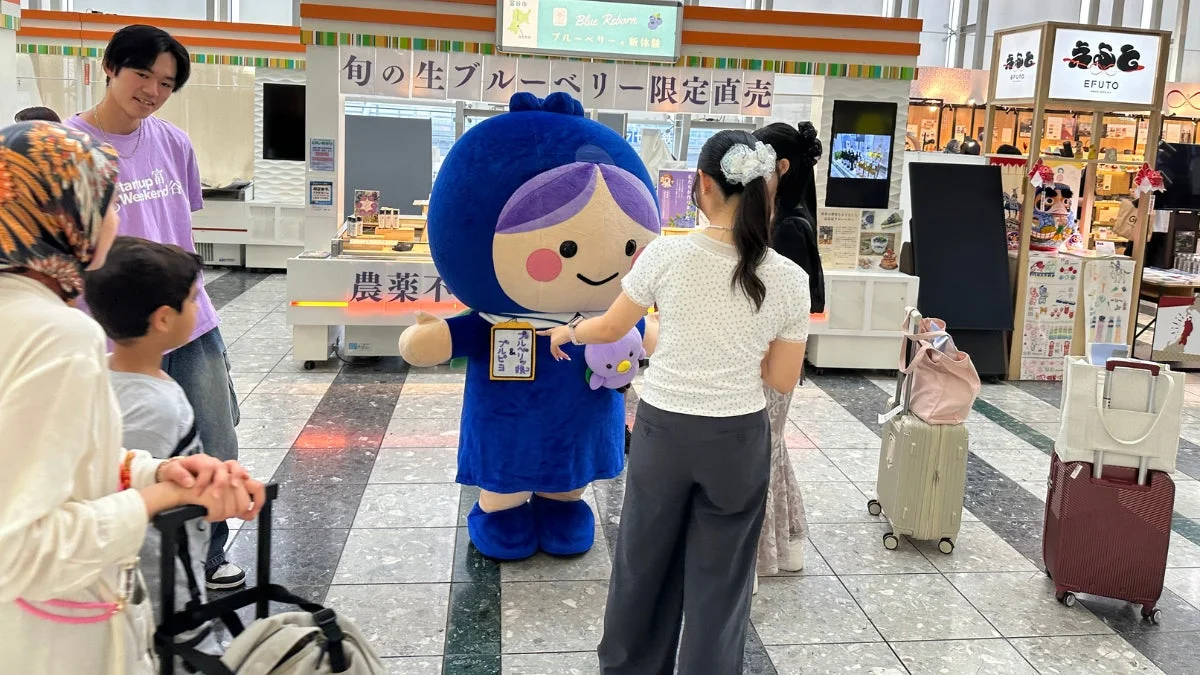 ブルーベリーキャラクターとイベント参加者