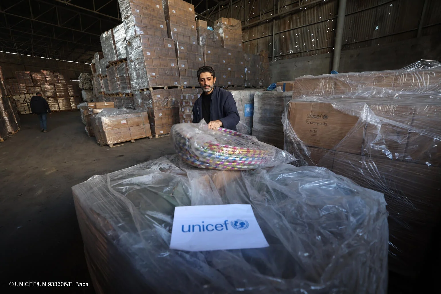 倉庫で援助物資を扱う様子