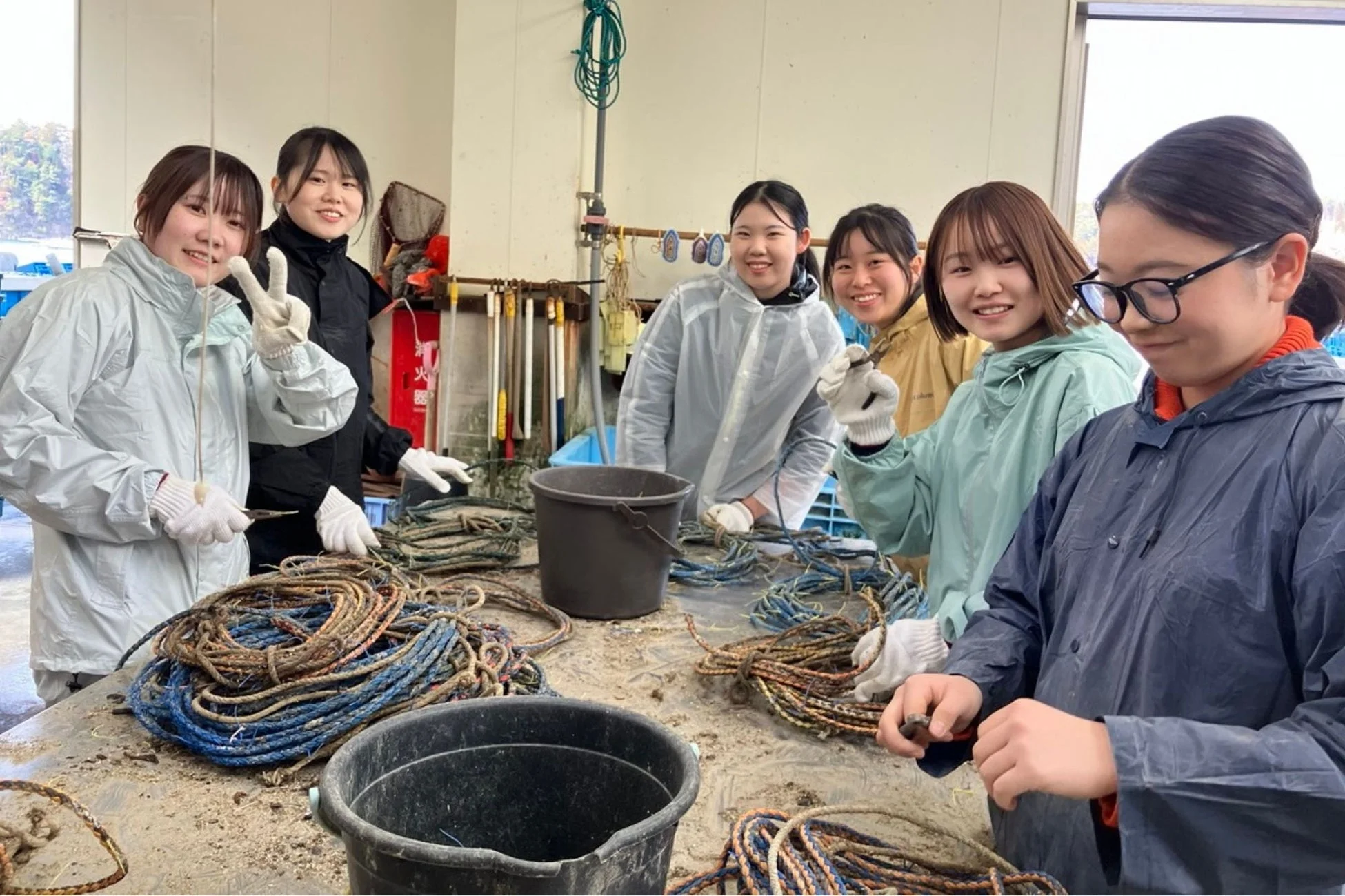 ロープを整理する女性たち