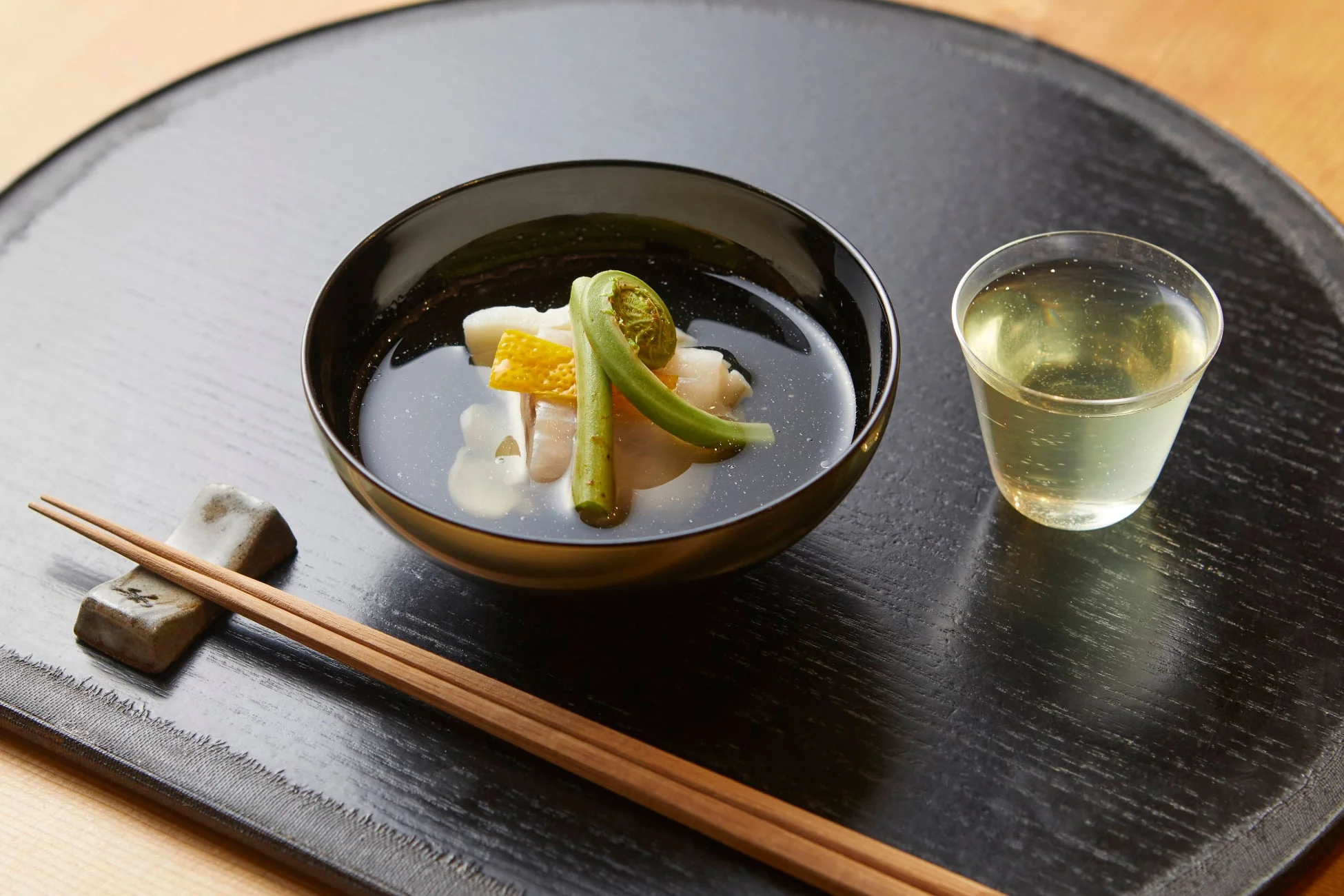 美しい日本料理の椀物