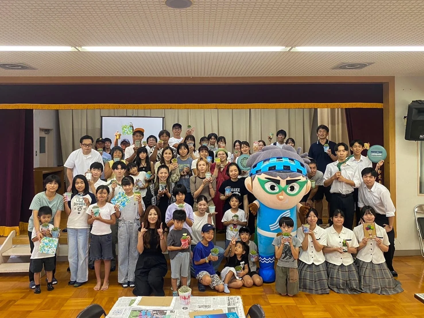 多肉植物の鉢植えを持つ人々