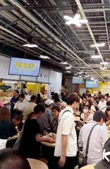 多くの人々で賑わうフードコート