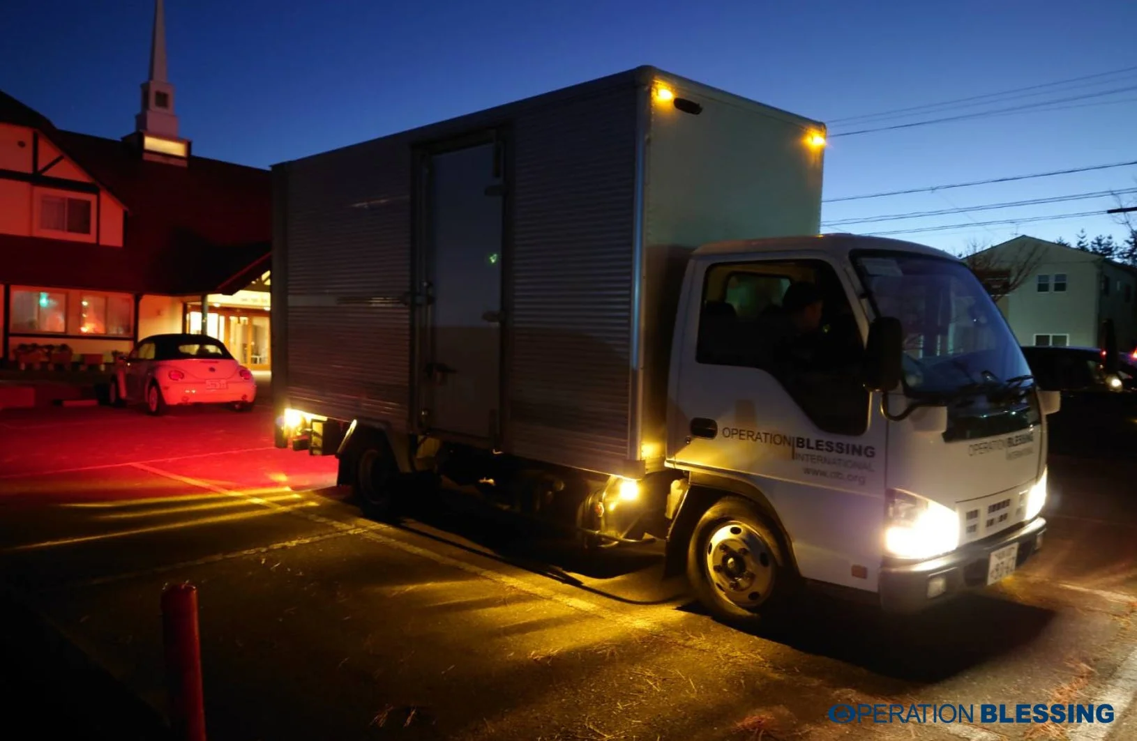 夜間に支援物資を運ぶトラック