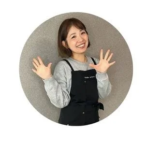 笑顔で両手を広げる女性