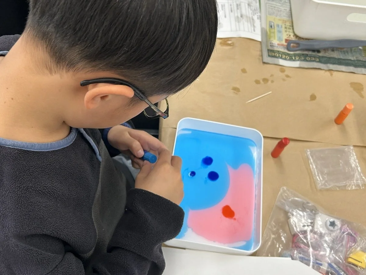 色付け体験をする子ども