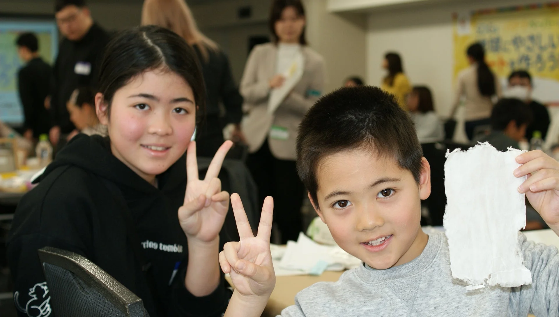 完成したバナナペーパーの作品を持つ子ども