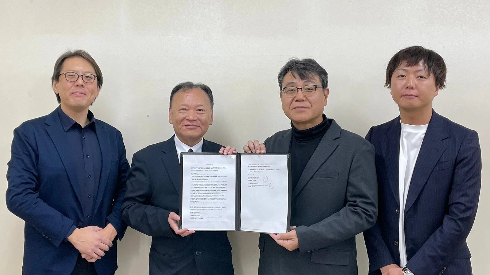 業務提携契約書を交わす関係者