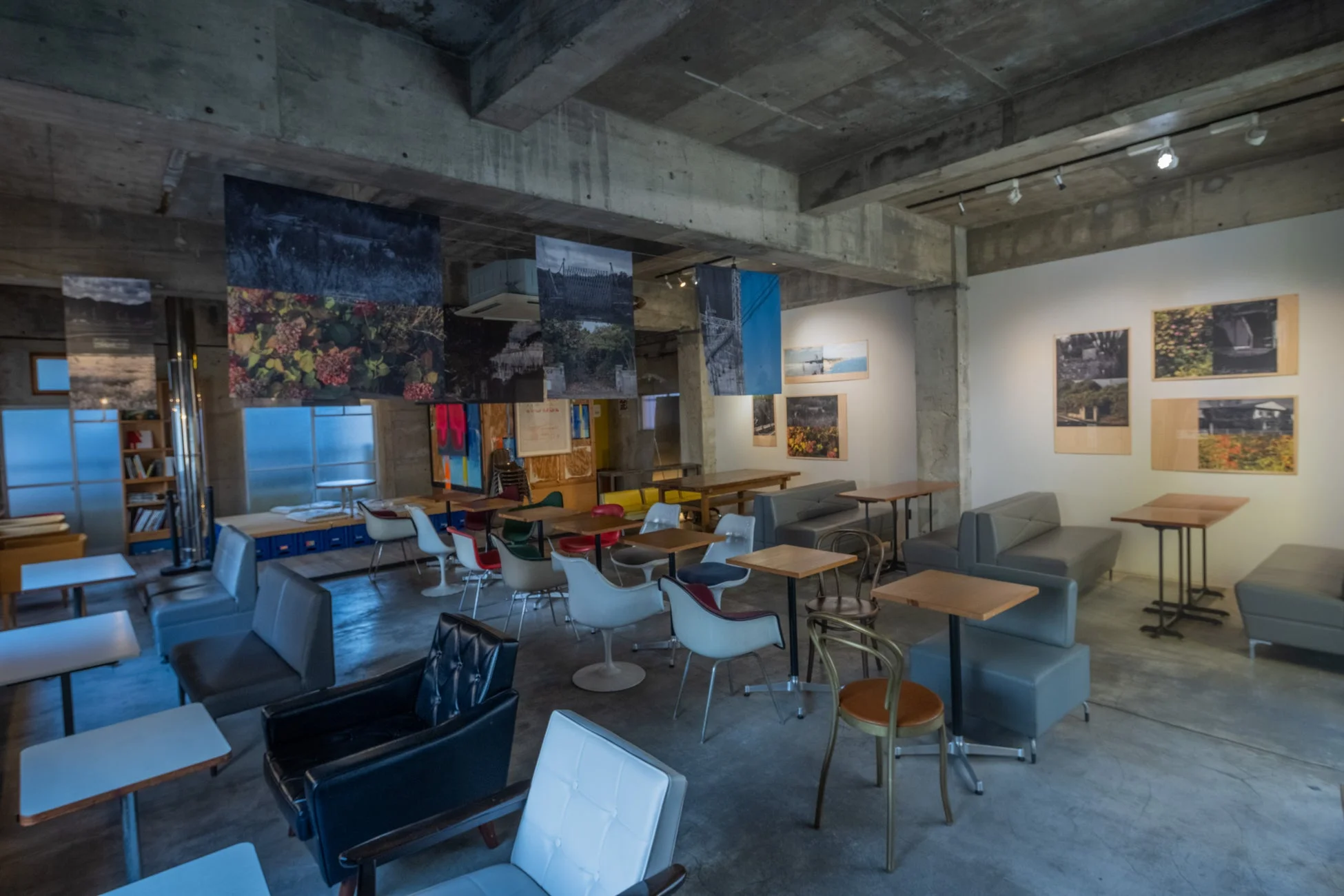 モダンなカフェまたはギャラリーの室内風景