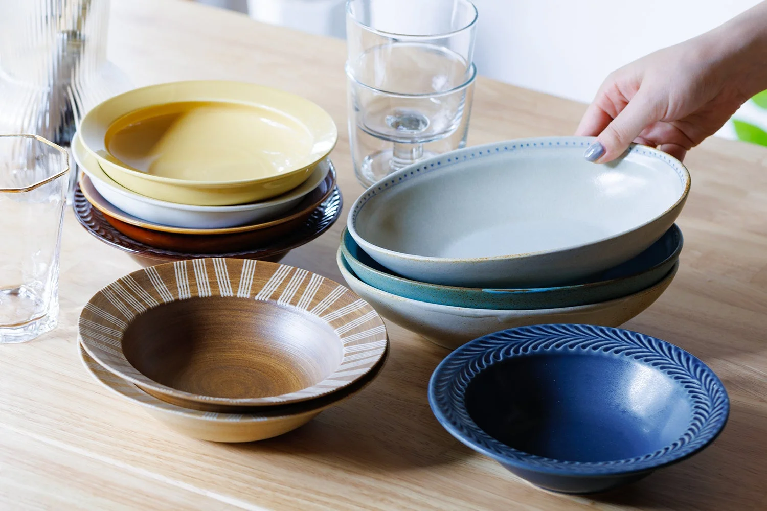 様々な波佐見焼の食器が並べられた食卓の様子