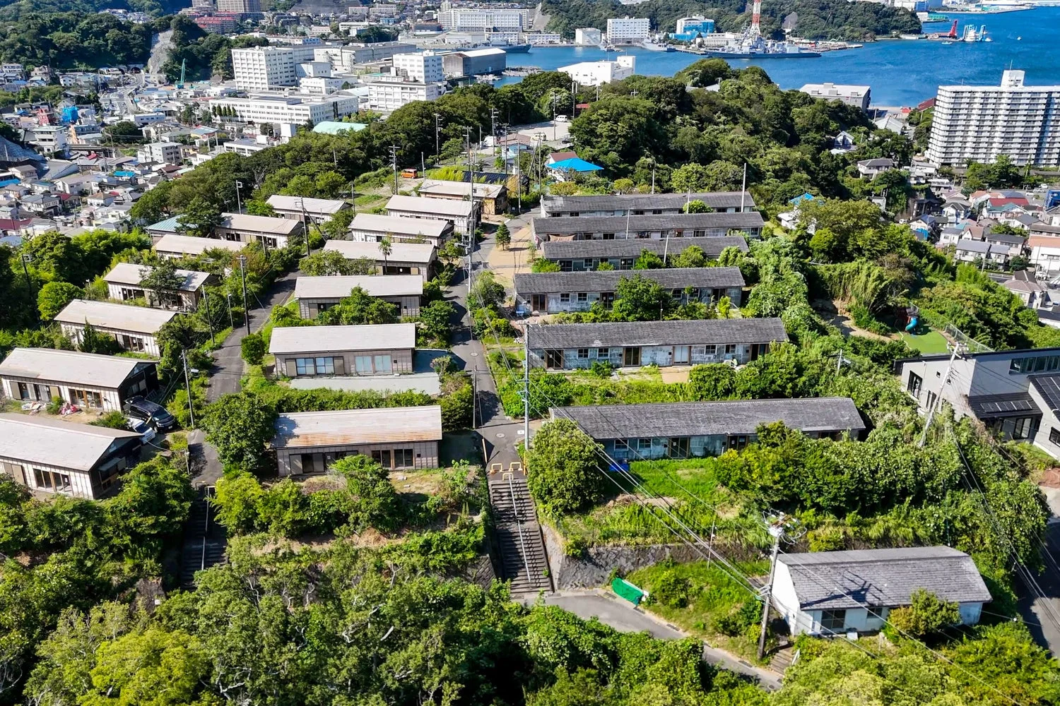 丘陵地に広がる住宅地の空撮写真