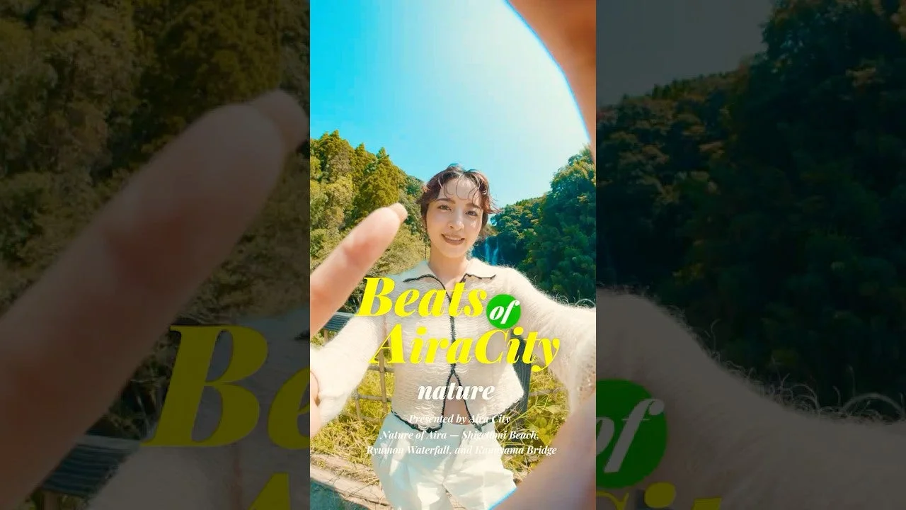 笑顔の女性が自然を背景にセルフィー風