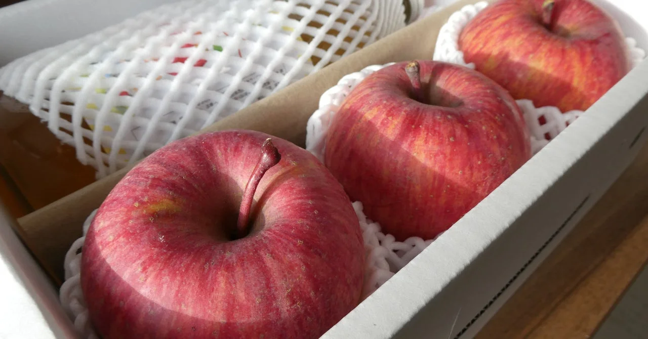 箱詰めされた赤いりんご