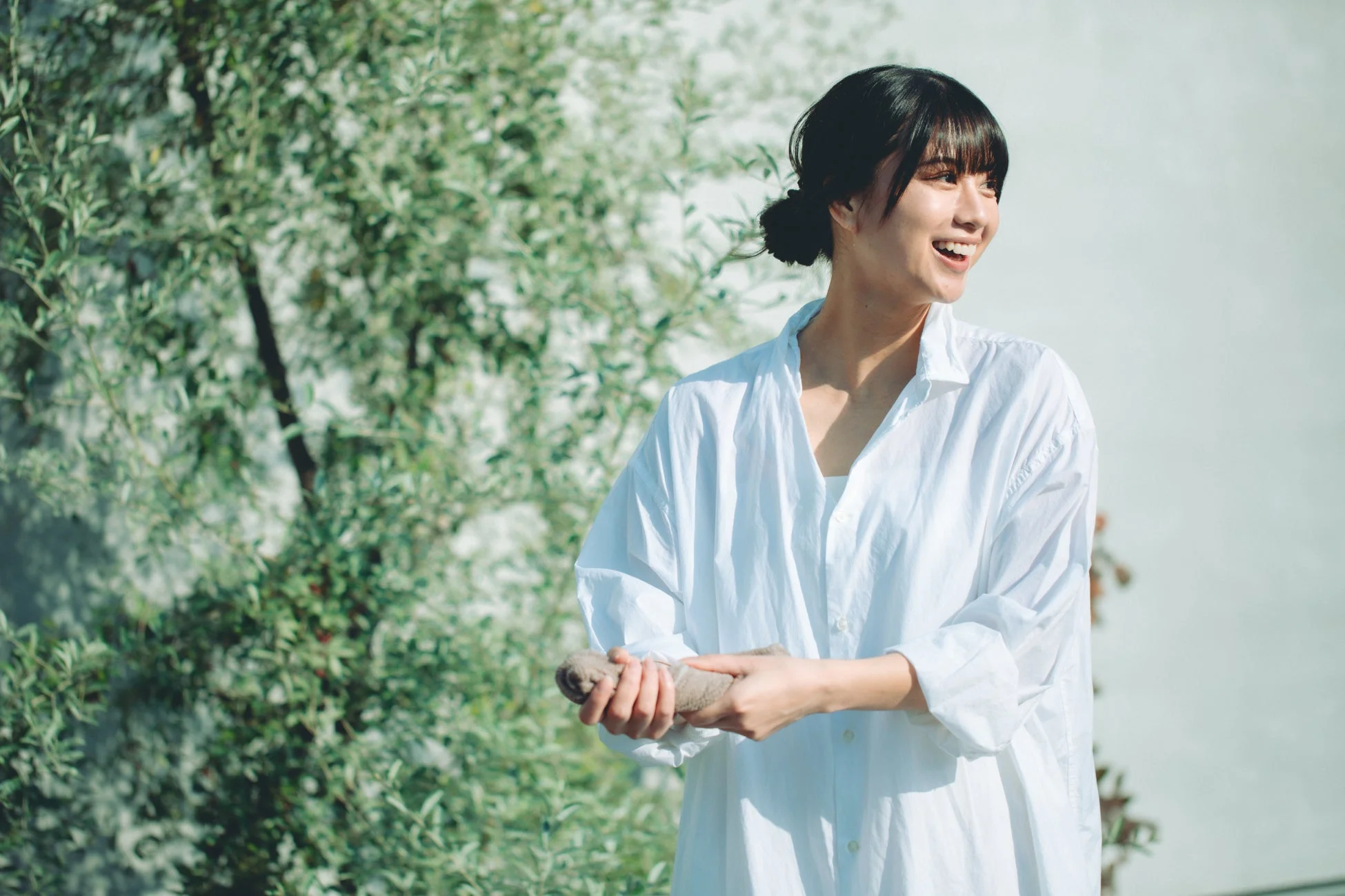 女性,笑顔,白シャツ,屋外,自然,ポートレート,爽やか,カジュアル,ライフスタイル,木々,晴れ,アジア人,リラックス