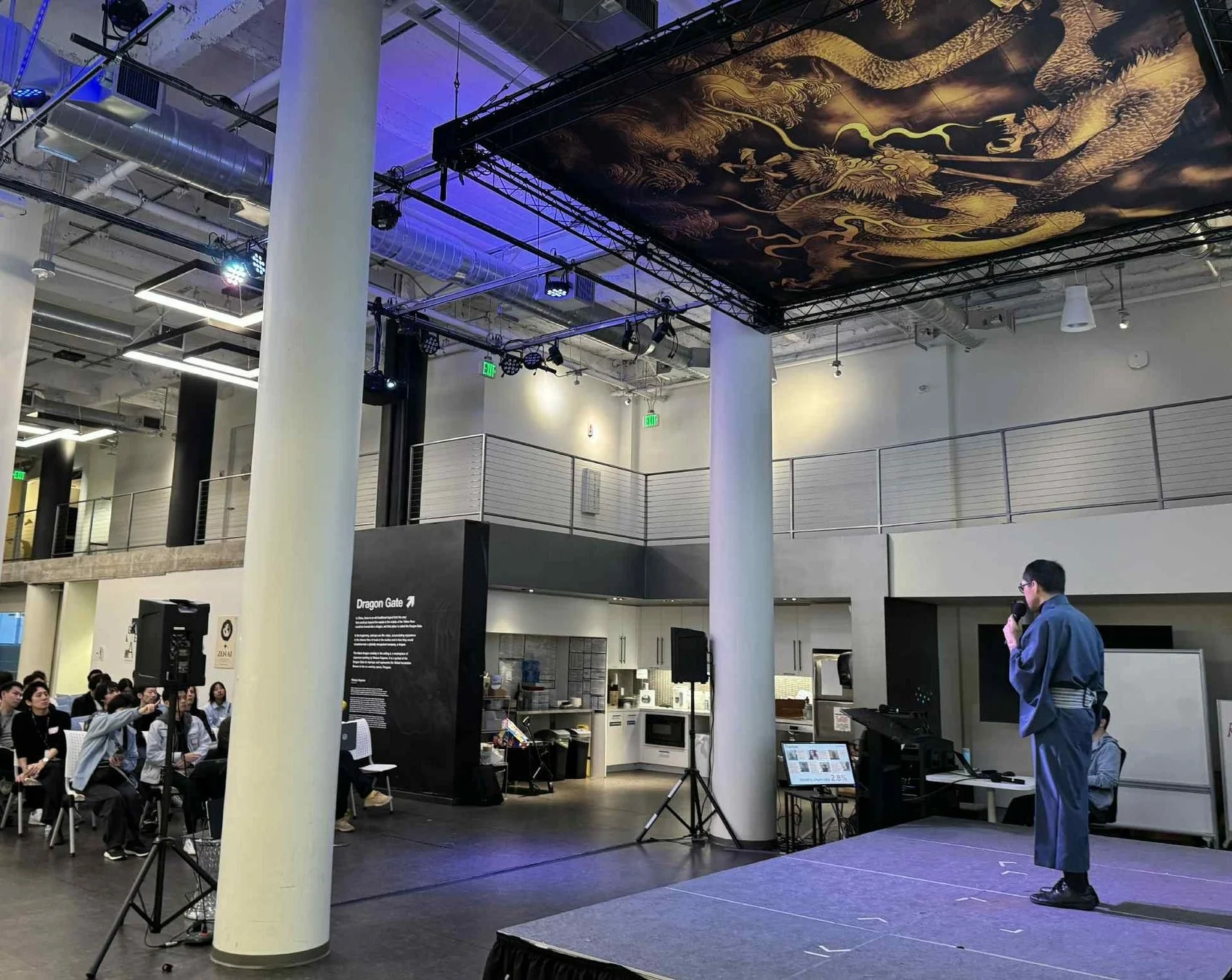 イベント、講演、和服、着物、龍、天井画、モダン建築、会場、聴衆、スピーチ、室内