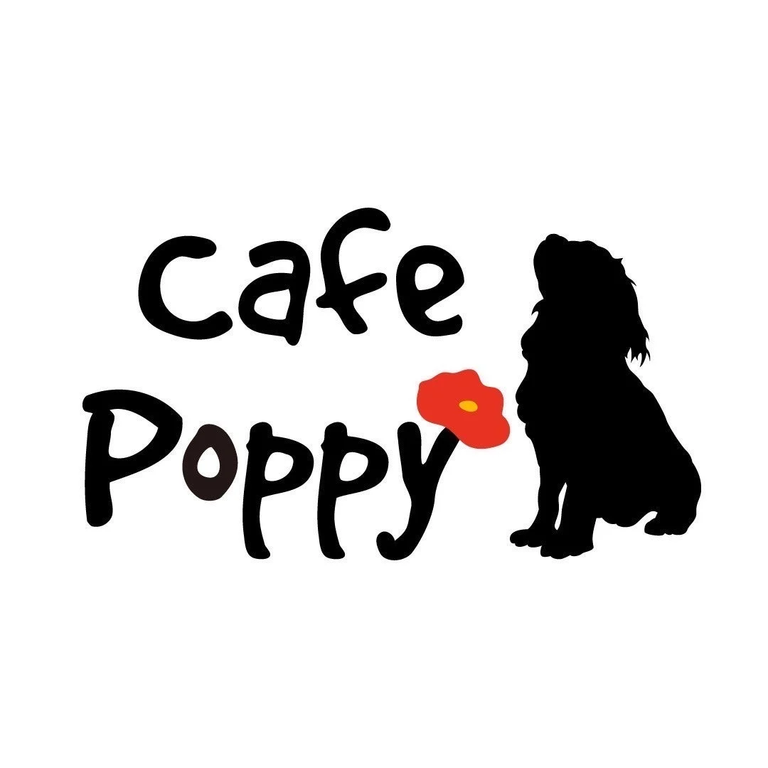 「cafe Poppy」という文字と、ポピーの花、そして犬のシルエットが描かれたロゴマークです。犬同伴可能なカフェやペットショップのロゴとして使えそうなデザインです。