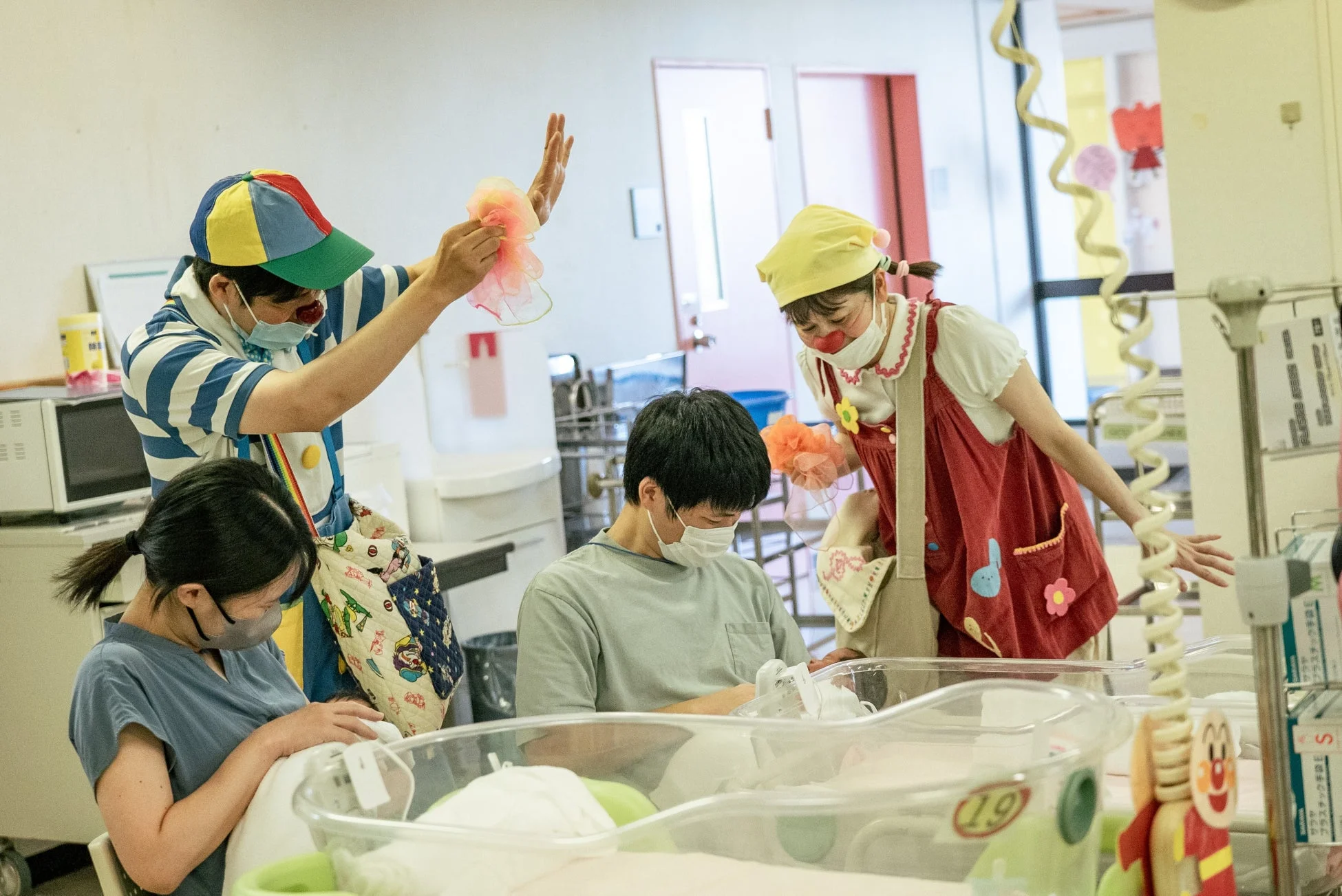 新生児室のクラウン