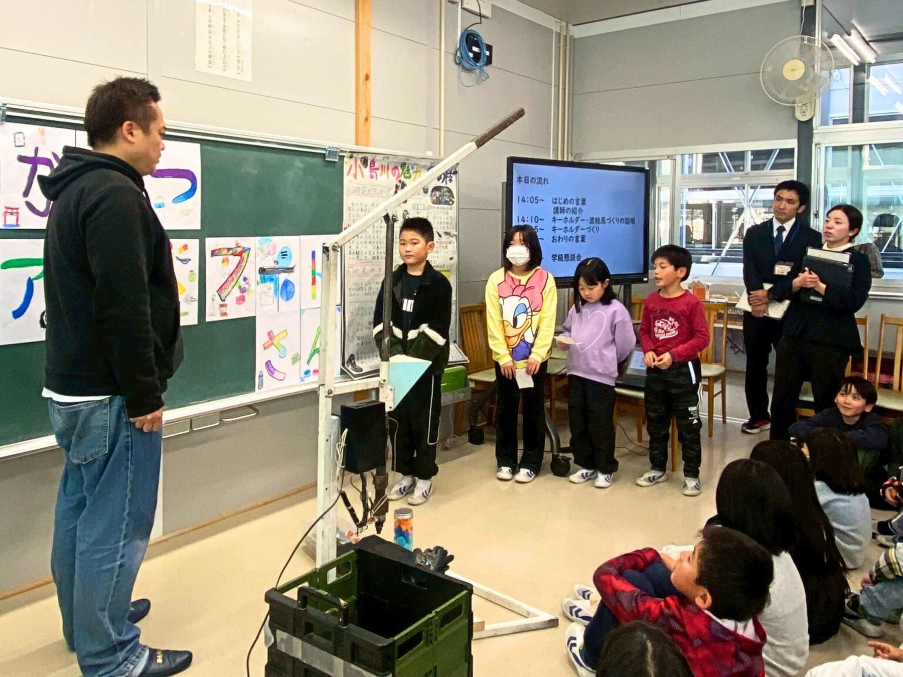 先生の説明を聞く子どもたち