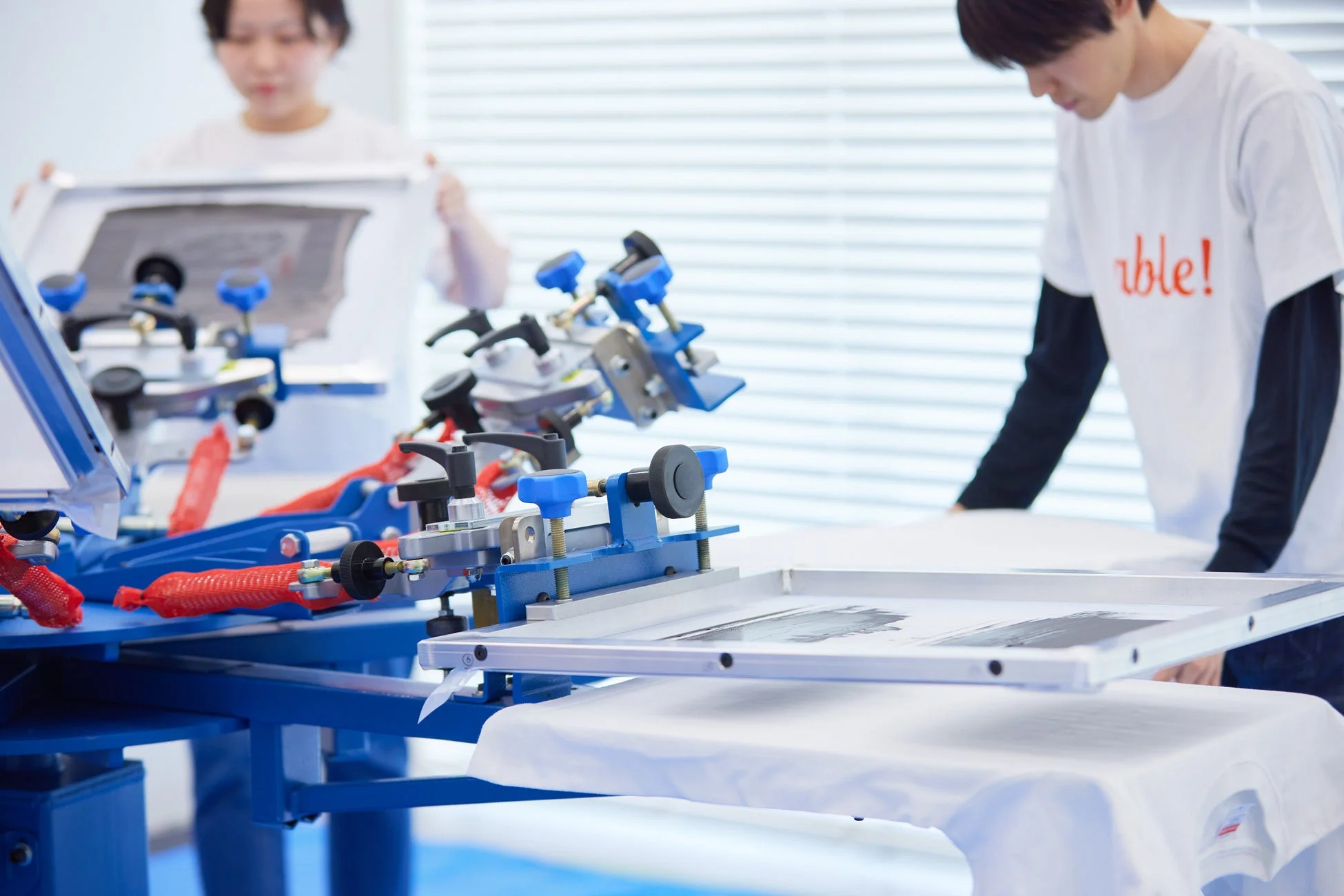 Tシャツのシルクスクリーン印刷作業