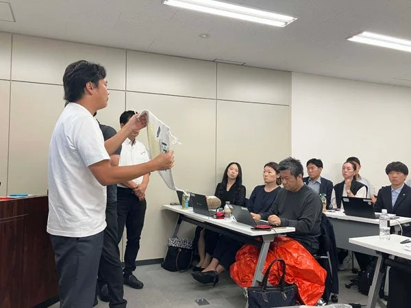 会議室でプレゼンテーションを行う様子